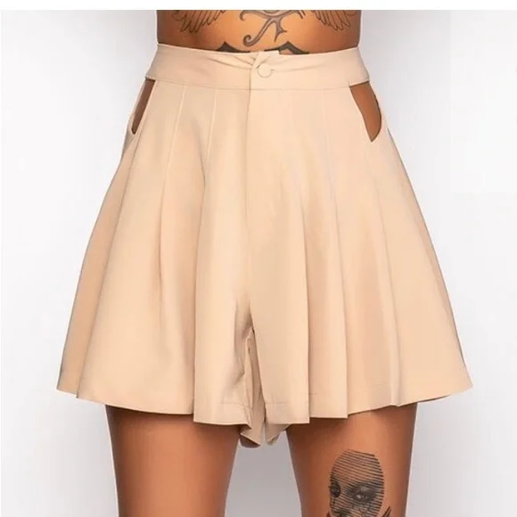 LIBRA RISING HIGH WAISTED PLEATED CUTOUT SHORT IN BEIGE - Picture 8 of 9